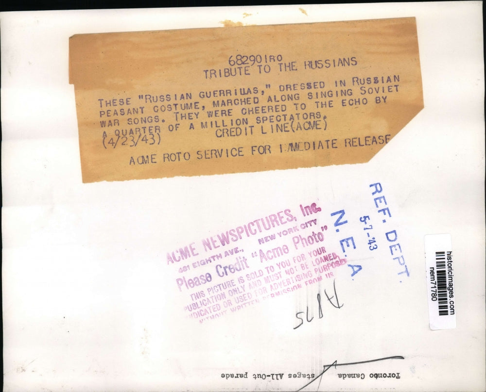 1943 Press Photo Spectators cheer as the "Russian Guerrillas" march in a parade