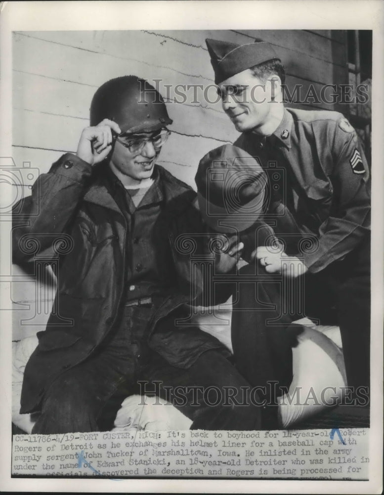 Load image into Gallery viewer, 1951 Press Photo Robert Rogers exchange baseball cap with Sergeant John Tucker
