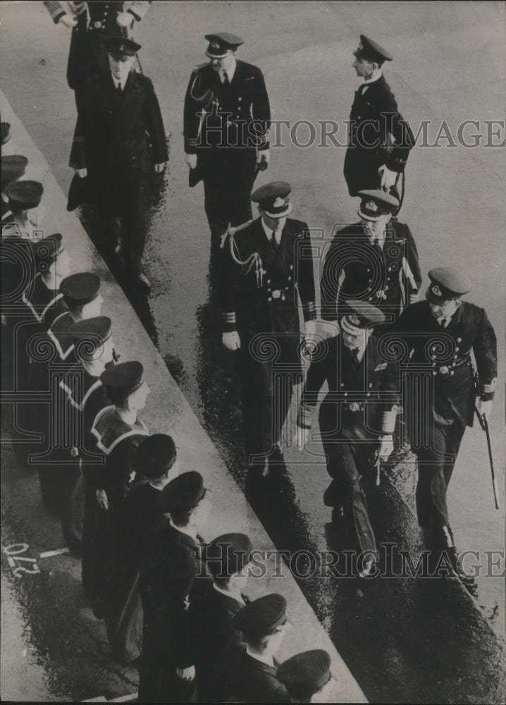 1936 Press Photo King Edward inspects the flight deck of the Courageous