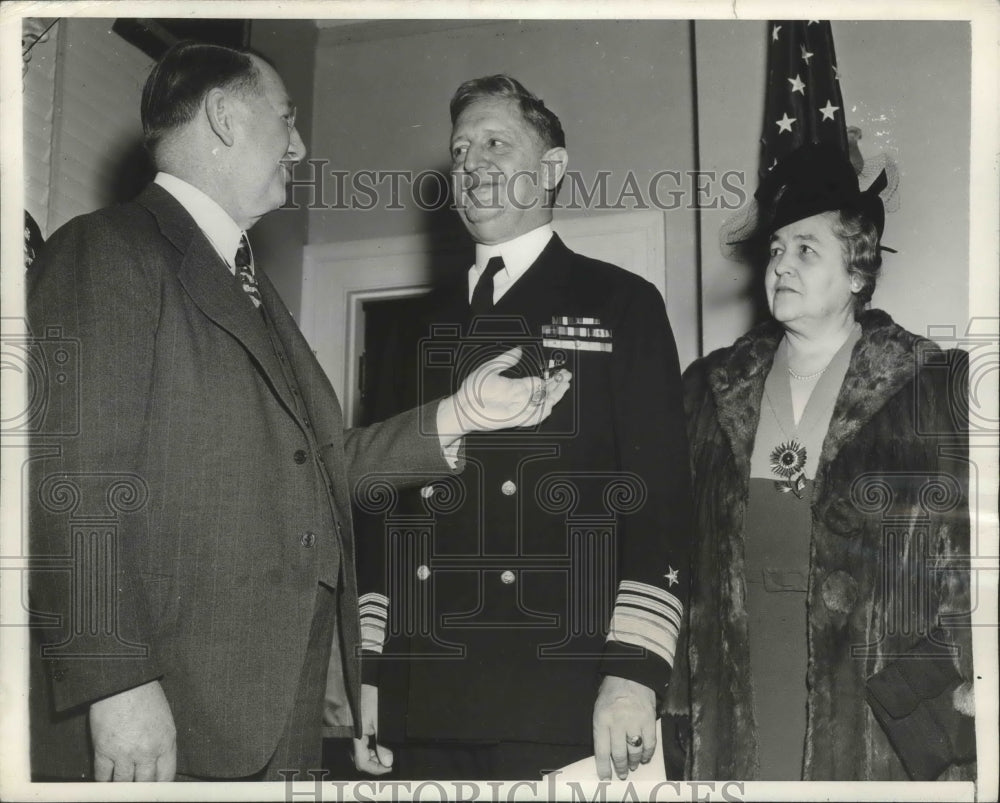 1943 Press Photo Secretary of Navy Frank Knox presents honor awards to officer