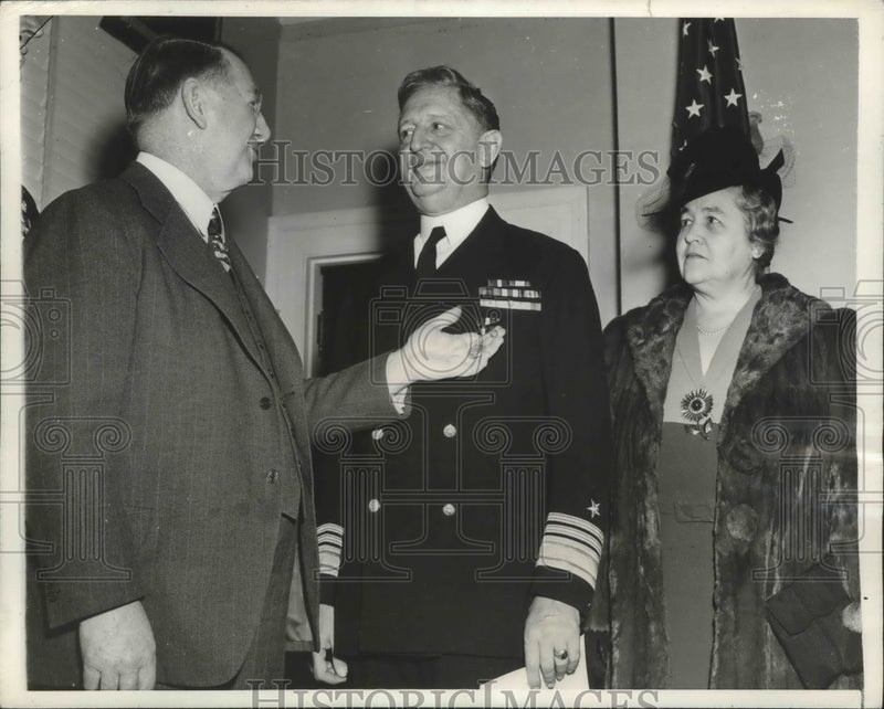 Load image into Gallery viewer, 1943 Press Photo Secretary of Navy Frank Knox presents honor awards to officer
