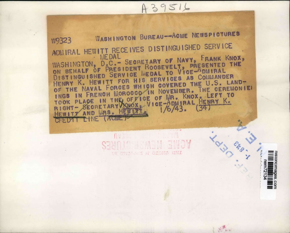 1943 Press Photo Secretary of Navy Frank Knox presents honor awards to officer