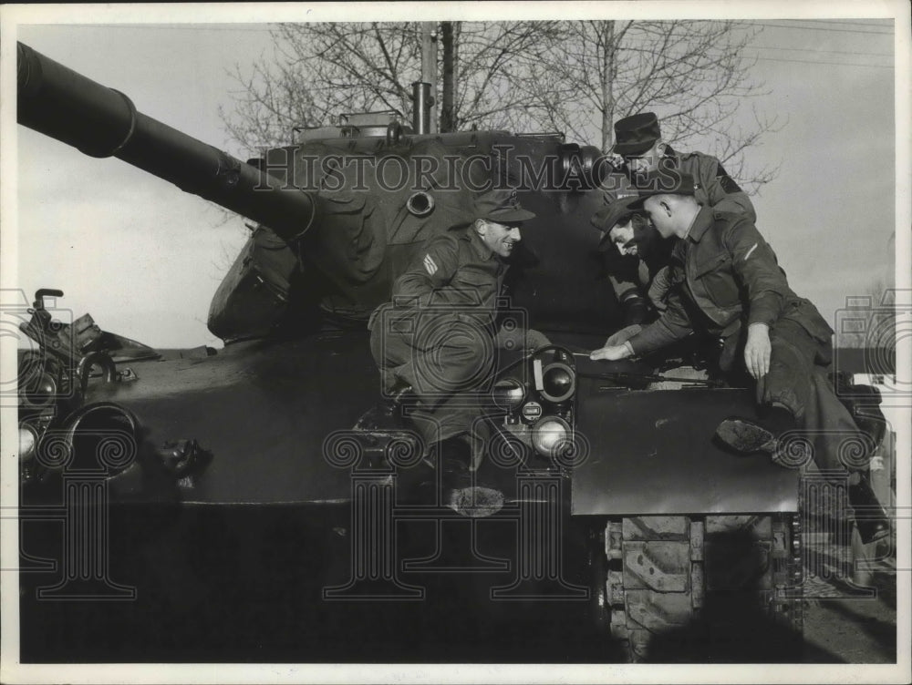1956 Press Photo Heavy weapons from America arrived in Andernach - nem72227