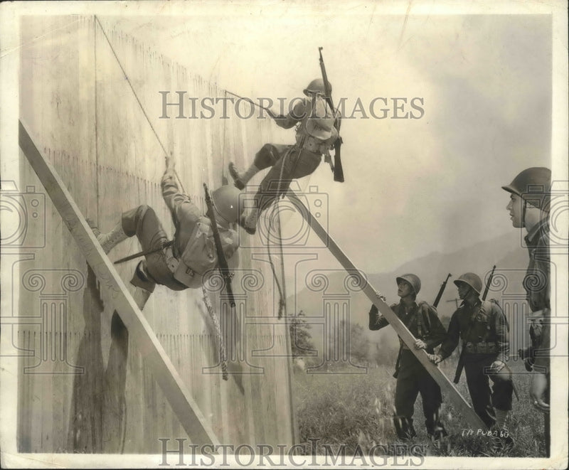 Load image into Gallery viewer, 1943 Press Photo American soldiers during tough training in "This Is The Army"
