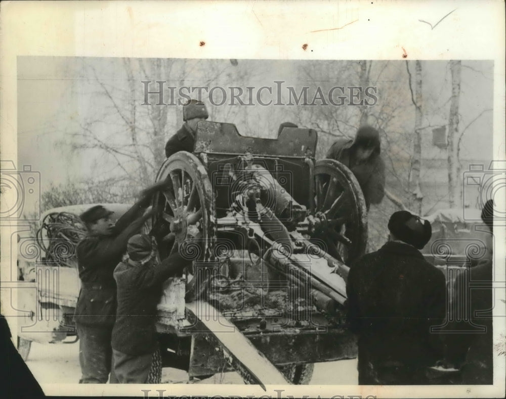 1940 Press Photo Finnish Soldier loads the captured Russian Field Gun