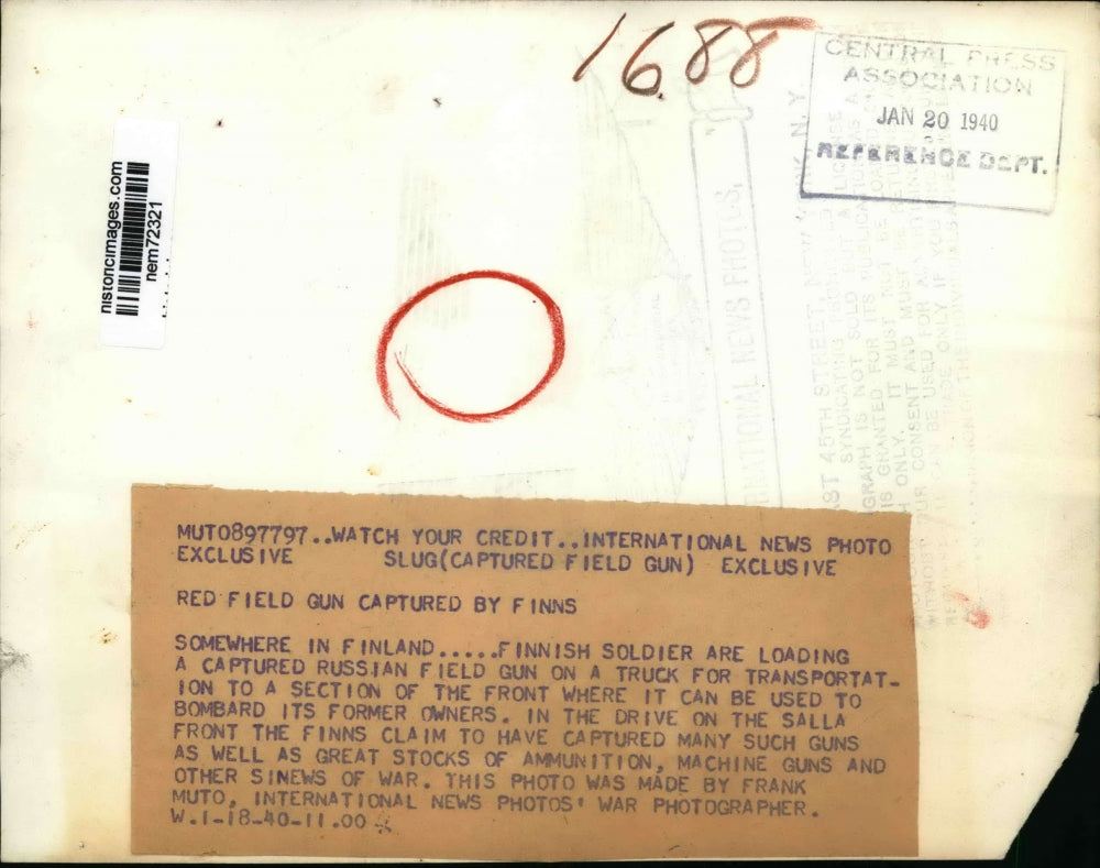 1940 Press Photo Finnish Soldier loads the captured Russian Field Gun