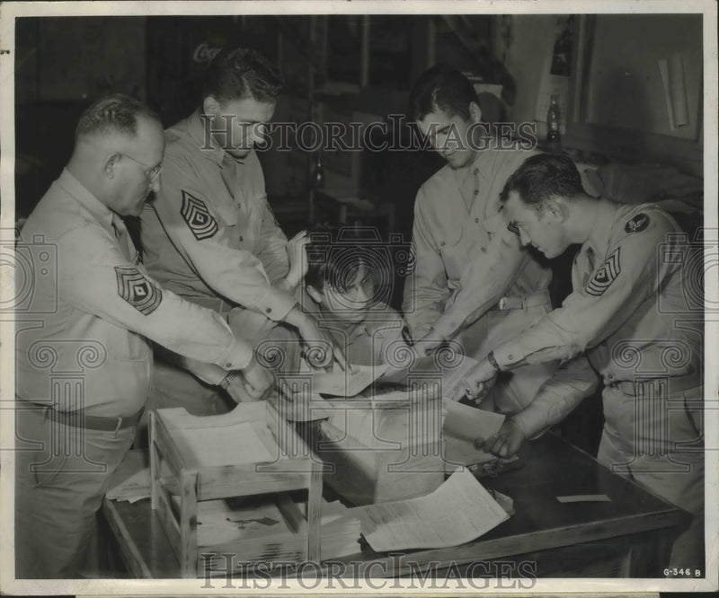 Load image into Gallery viewer, 1943 Press Photo 1st Sgts of base squadron of San Angelo Texas bombadier school
