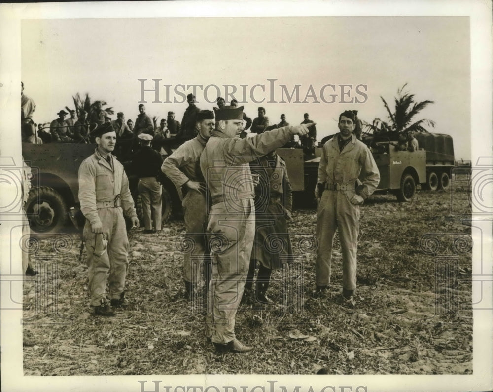 1941 Press Photo Capt Brainarrd S Cook confers with Army troops in Florida