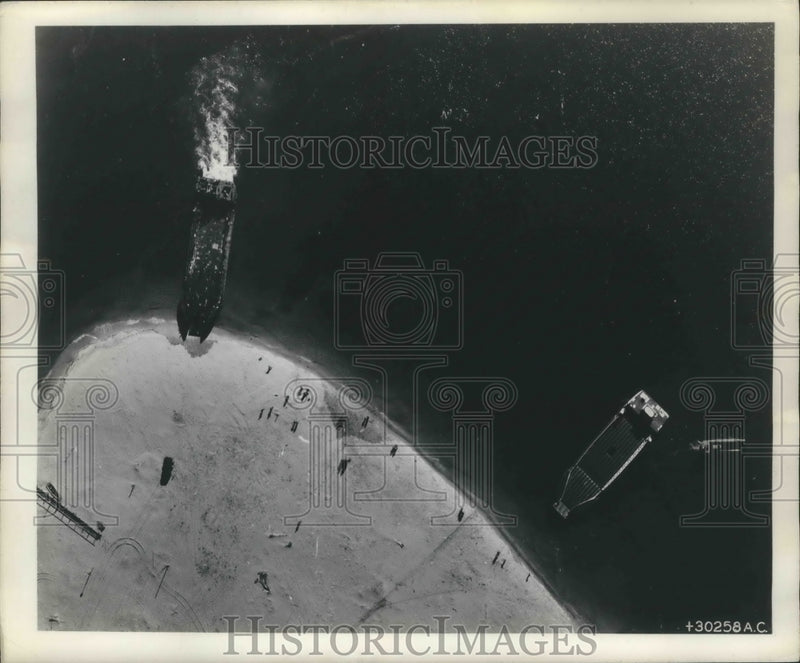 Load image into Gallery viewer, 1945 Press Photo Real and the Rubber Decoy of the Landing Craft tank - nem72490
