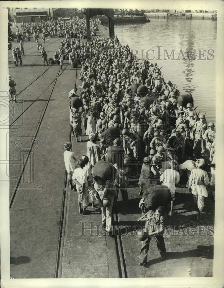 Load image into Gallery viewer, 1943 Press Photo American Soldiers land and carry belongings in Indian Port
