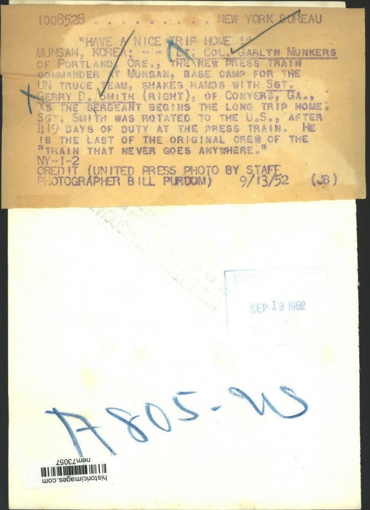 1952 Press Photo Garlyn Munkers greets Gerry Smith at Munsan Korea Base Camp