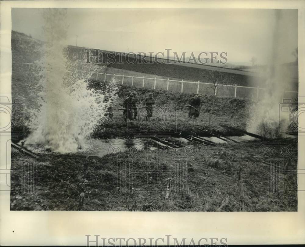 1949 Press Photo French Trainees cross through gun bullets during hard training