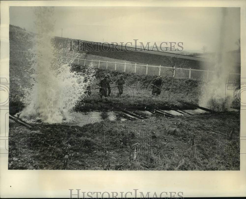 Load image into Gallery viewer, 1949 Press Photo French Trainees cross through gun bullets during hard training
