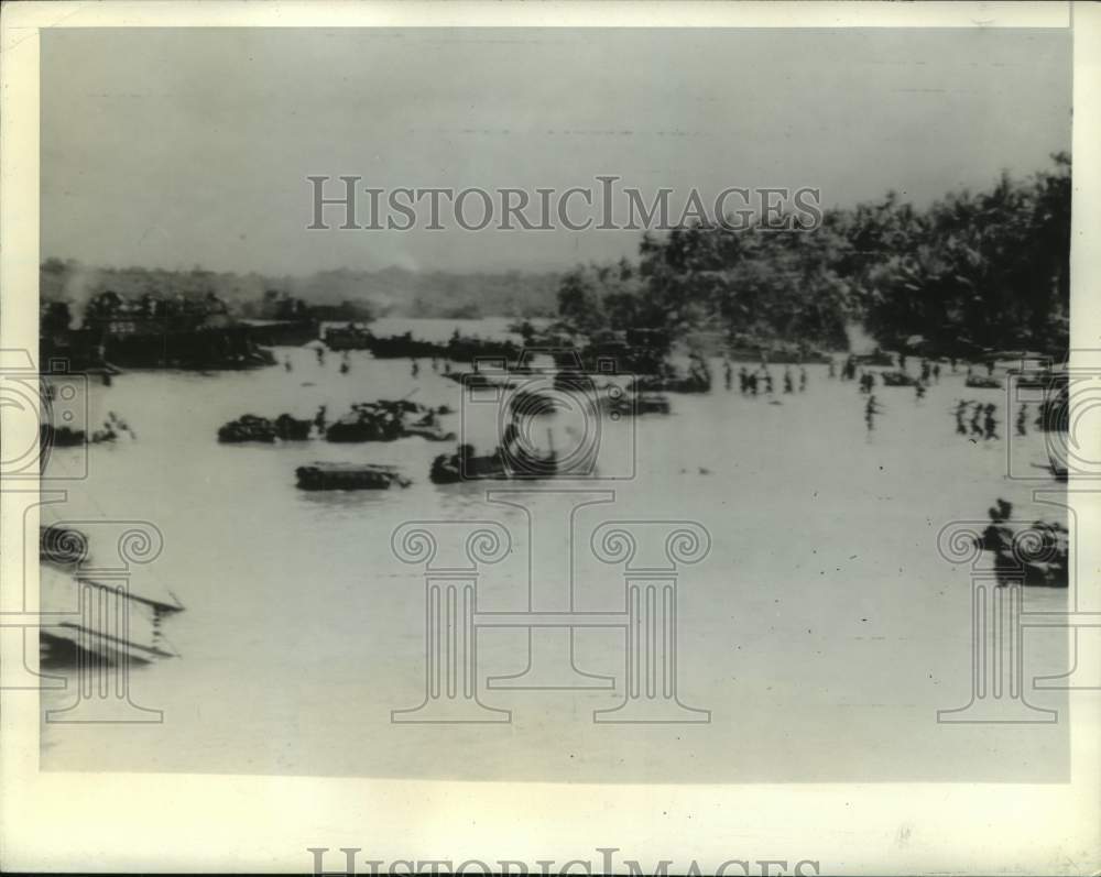 1944 Press Photo American Soldiers land and cross river to Moroti Island- Historic Images