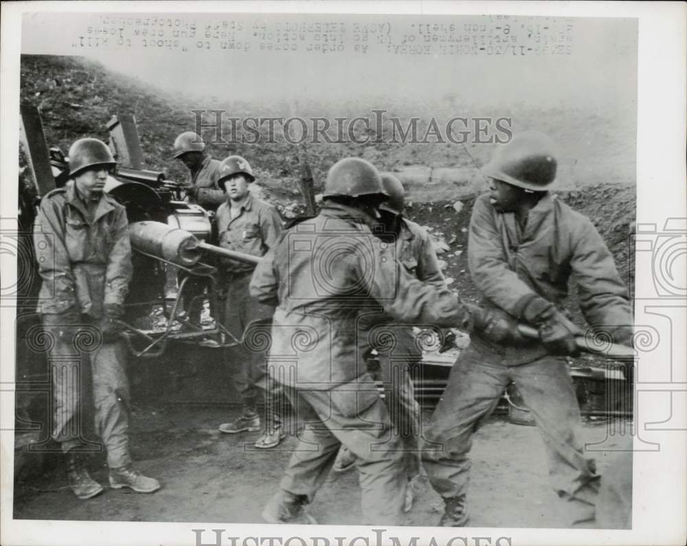 1951 Press Photo UN artillerymen in action loading a shell, North Korea