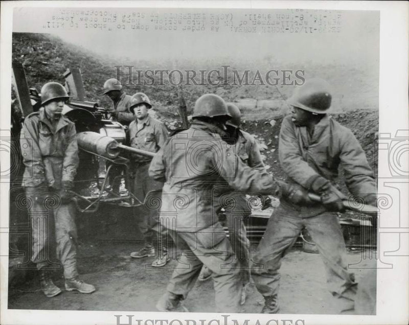 Load image into Gallery viewer, 1951 Press Photo UN artillerymen in action loading a shell, North Korea
