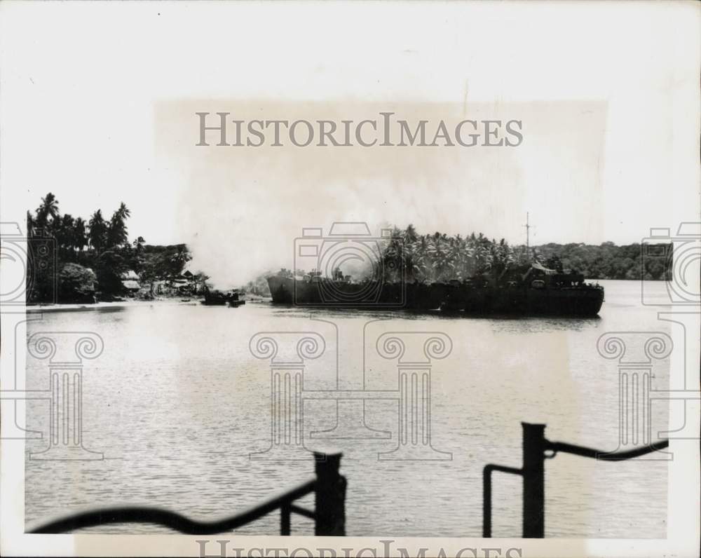 1943 Press Photo Smoke shrouds an American LST at Mono Island in South Pacific- Historic Images