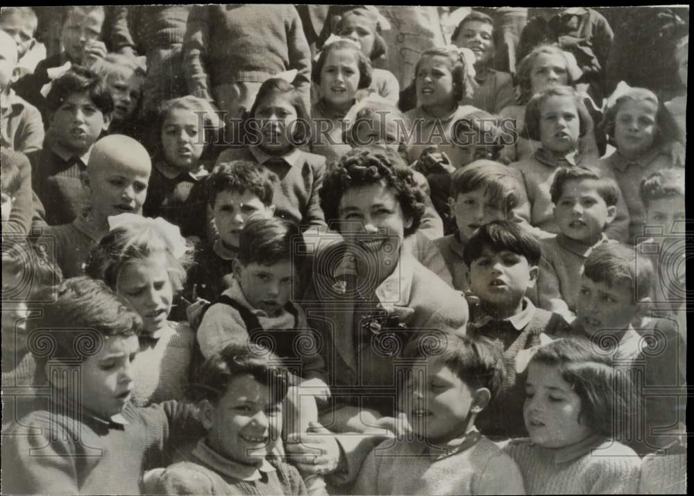 1950 Press Photo Queen Frederika of Greece poses with homeless, refugee children- Historic Images