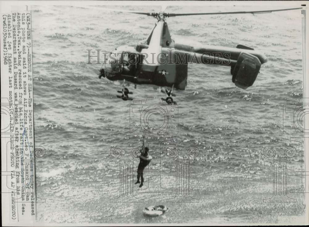 1968 Press Photo USAF Capt. Leo Dusard rescued from a life raft in the China Sea