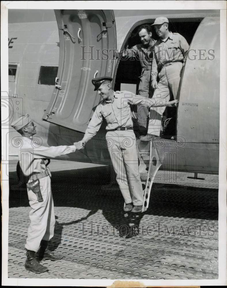 1950 Press Photo US Engineer at Pusan airfield greets C-47 plane crew, S. Korea- Historic Images