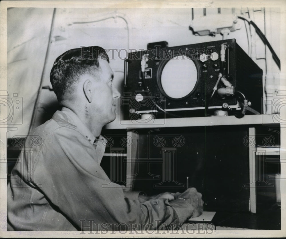 1946 Press Photo a soldier records atomic bomb blast data aboard USS APPALACHIAN- Historic Images