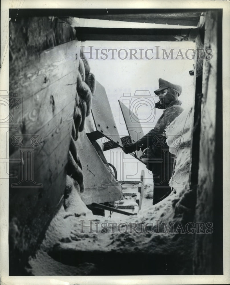 1943 Press Photo U.S. Marine Pvt. T.H. Dunn scans the horizon for enemy planes