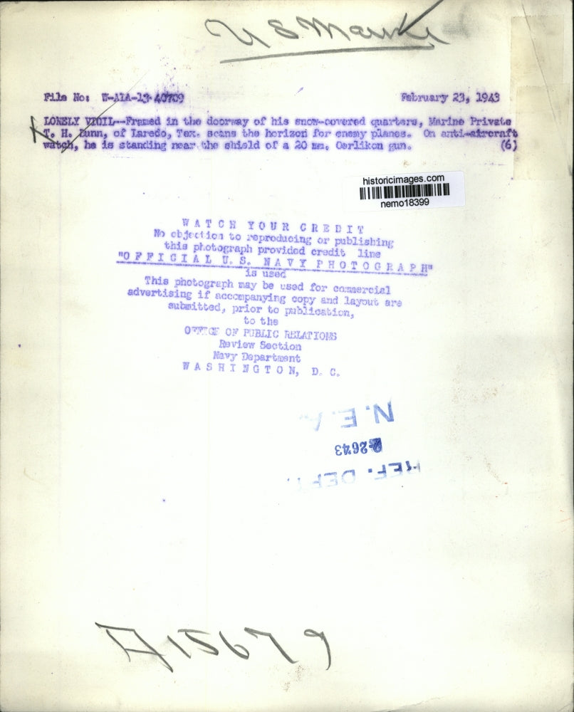 1943 Press Photo U.S. Marine Pvt. T.H. Dunn scans the horizon for enemy planes