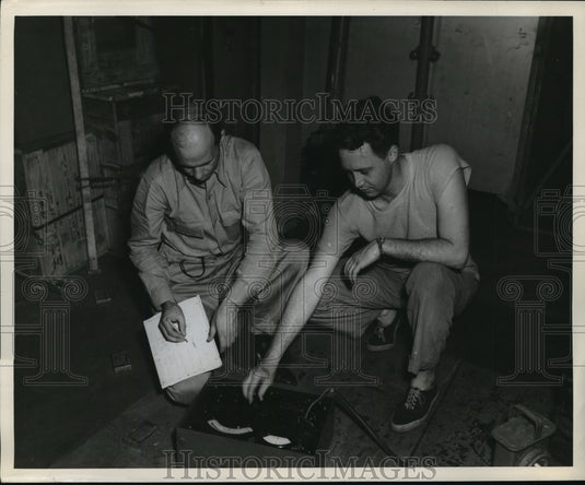 1914 Press Photo Donald Leslie & William Bowen Test Equipment Aboard Northland- Historic Images
