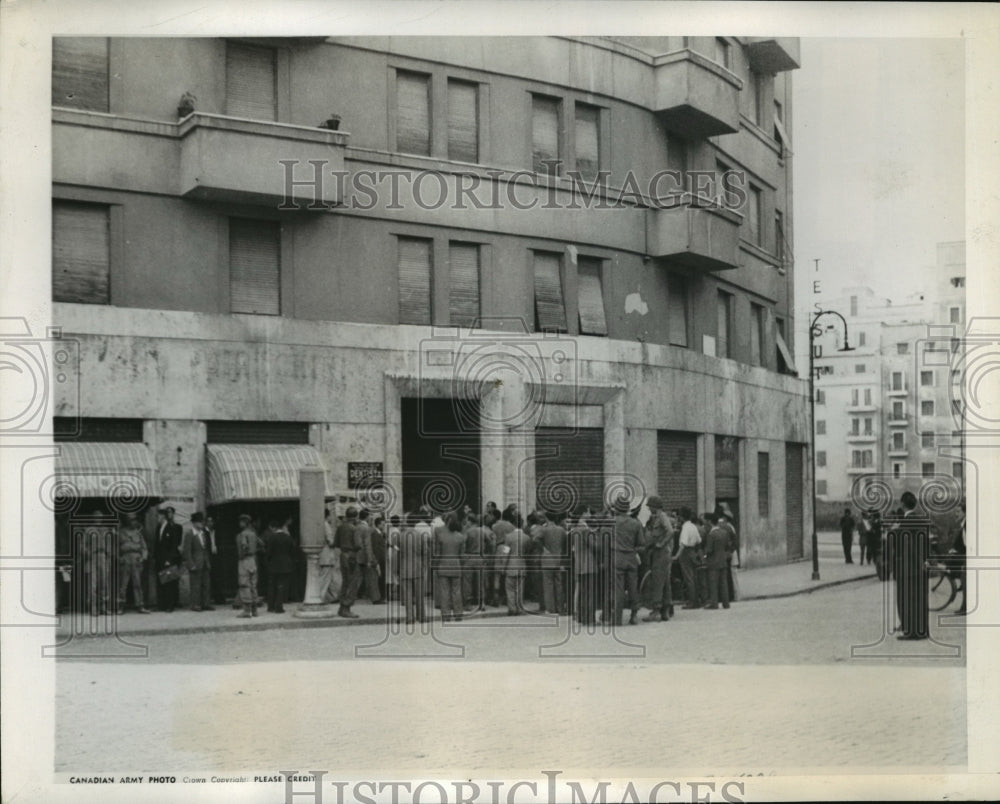 1944 Press Photo Onlookers Gather at Building After Sniper Opens Fire in Rome