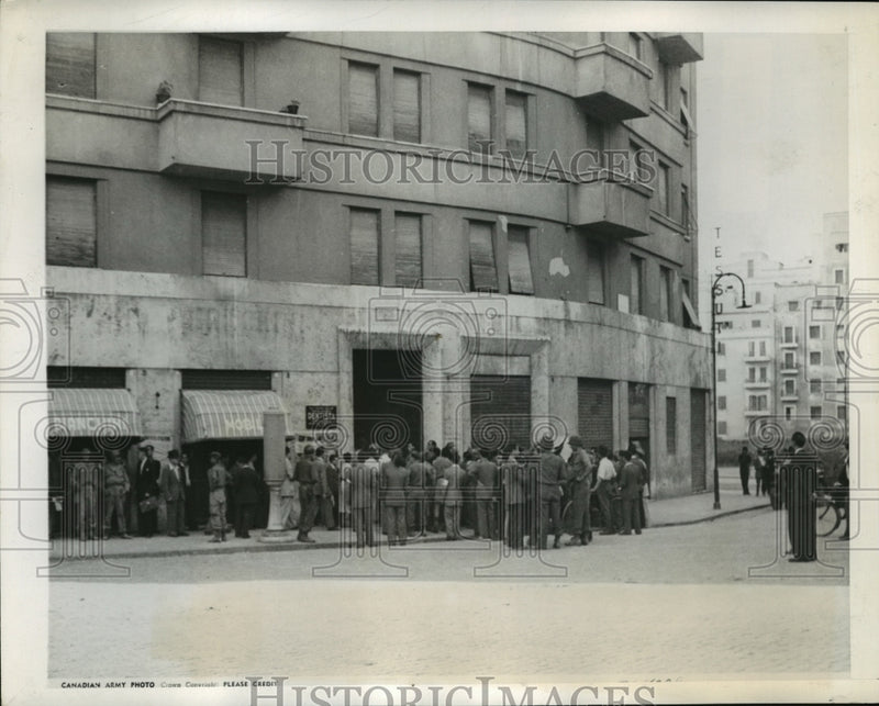 Load image into Gallery viewer, 1944 Press Photo Onlookers Gather at Building After Sniper Opens Fire in Rome

