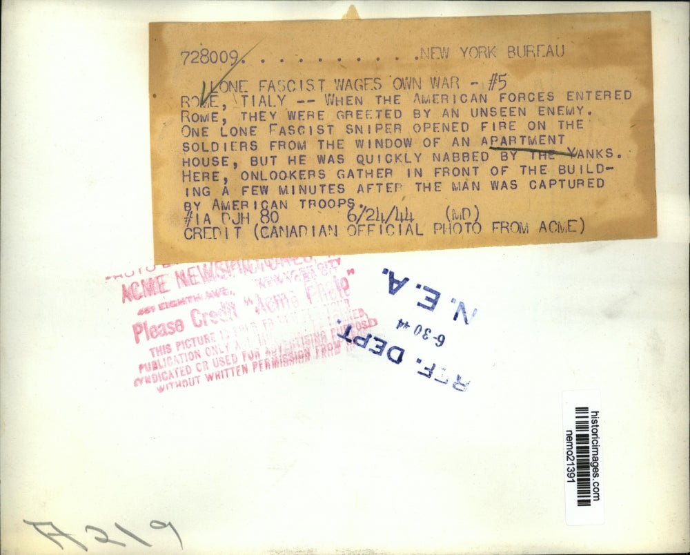 1944 Press Photo Onlookers Gather at Building After Sniper Opens Fire in Rome