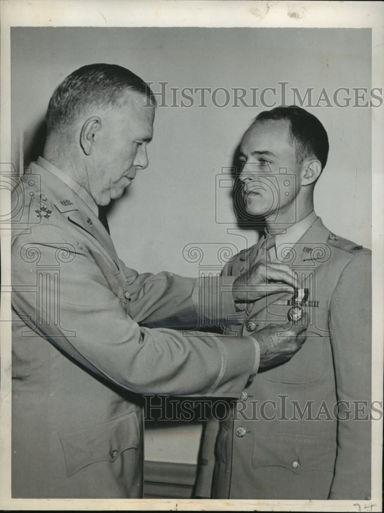 1945 Press Photo Col Frank McCarthy Receives Service Medal From George Marshall