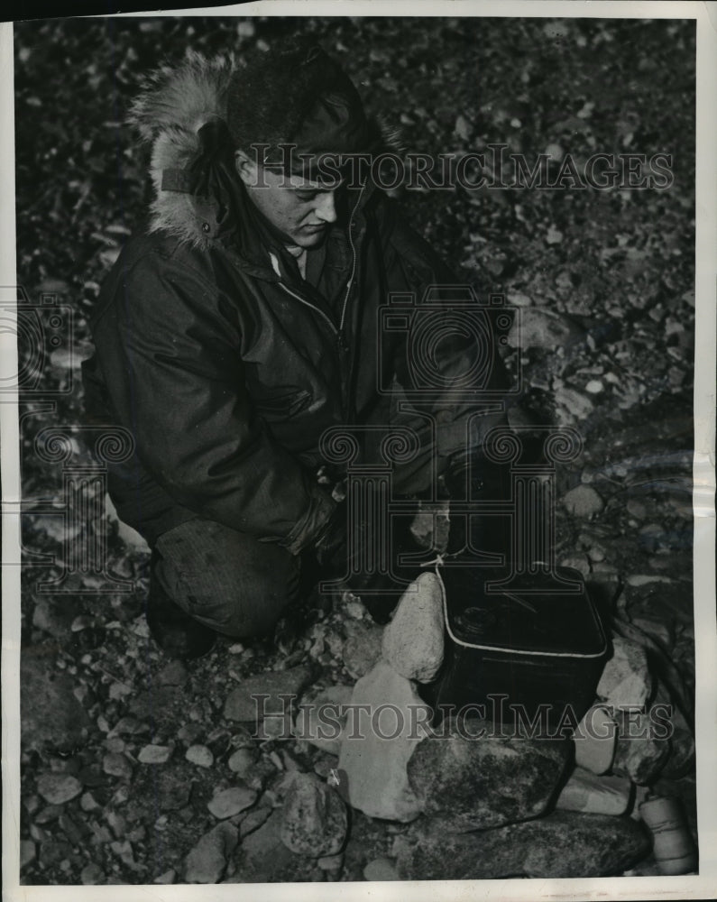 1953 Press Photo an American soldier adjust a fuse on a napalm mine, Korean War