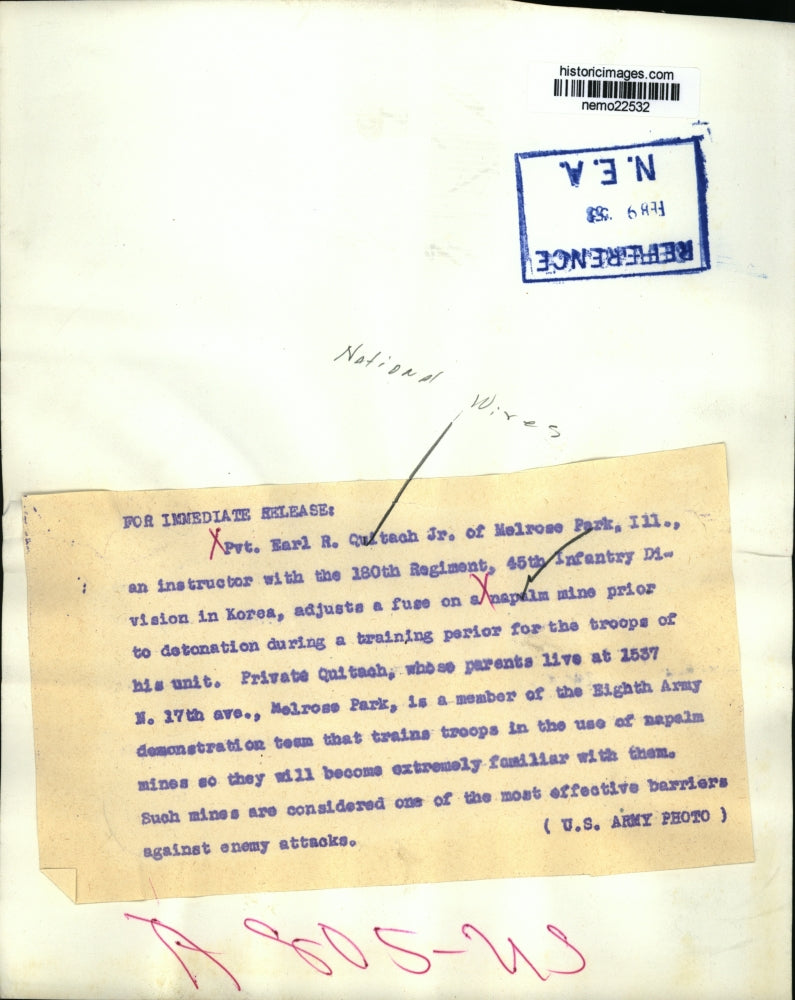 1953 Press Photo an American soldier adjust a fuse on a napalm mine, Korean War