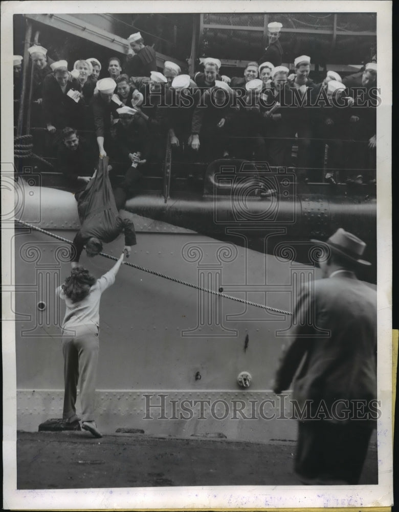 1945 Press Photo Anne Franconi Attempts to Help Wilbur Felder From USS San Diego- Historic Images