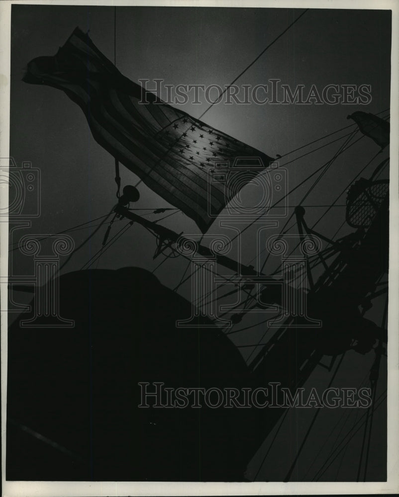 1945 Press Photo setting sun illumines the flag at half mast for Pres. Roosevelt- Historic Images