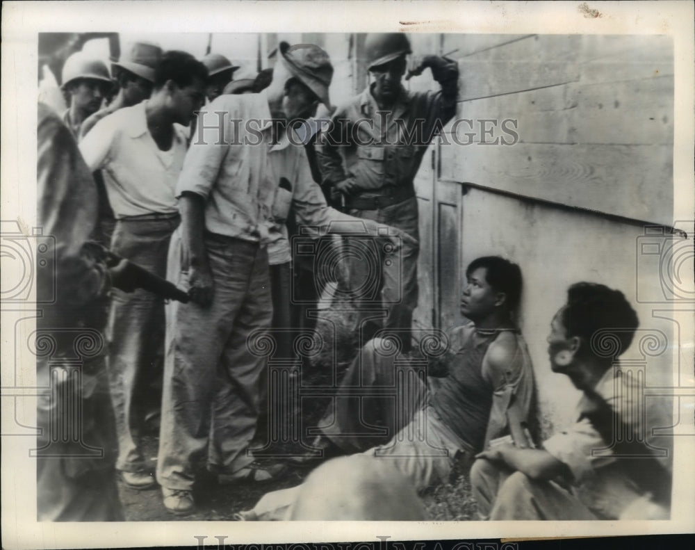 1945 Press Photo JE Hoover points an accusing finger at a suspected spy, Manila- Historic Images