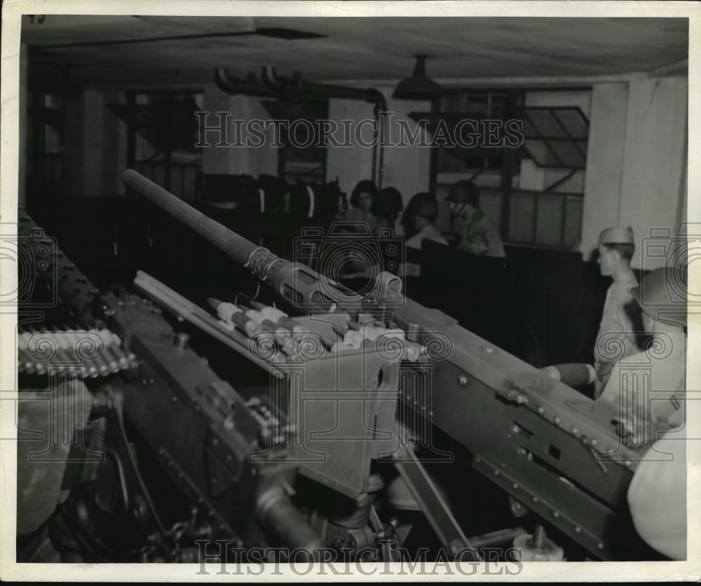 1942 Press Photo machine guns point into the basement of the Justice Building