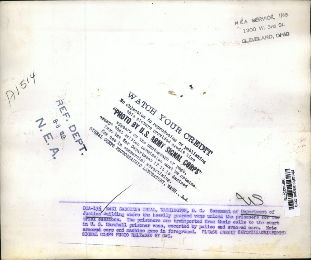 1942 Press Photo machine guns point into the basement of the Justice Building