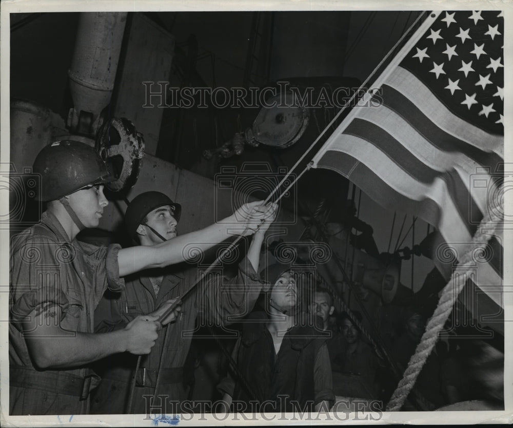 1945 Press Photo United States Coast Guards raises the Old Glory in North Africa