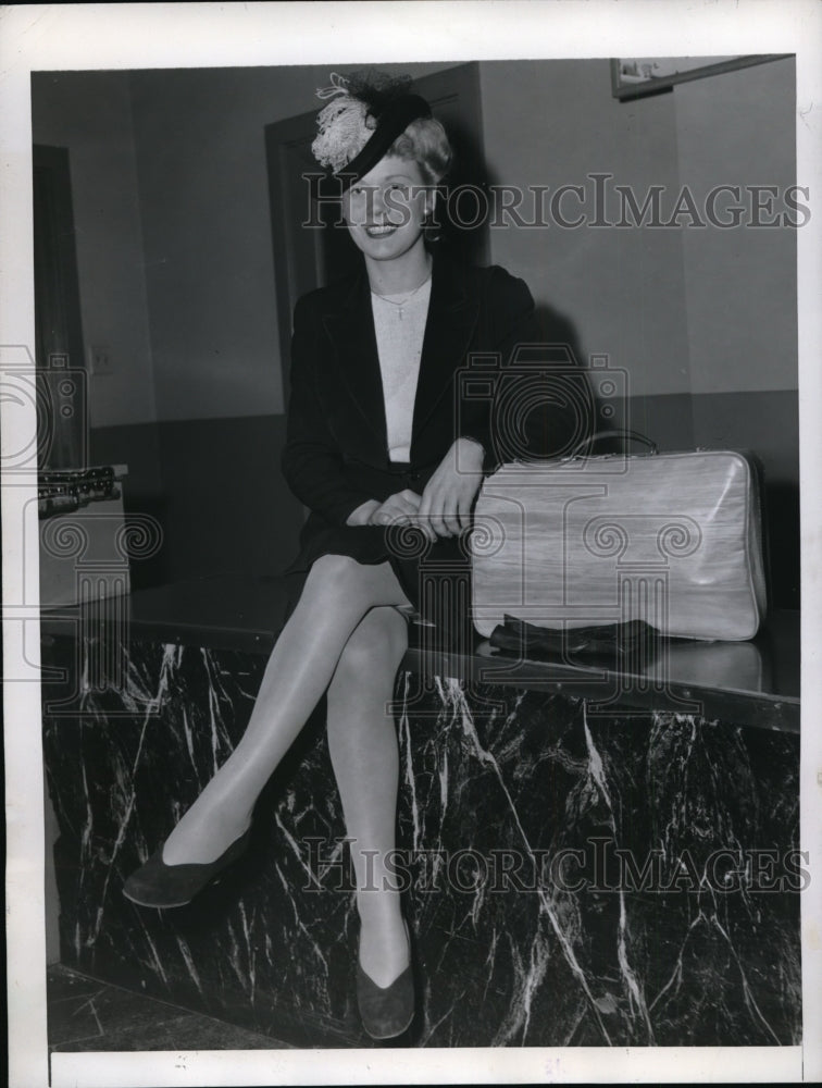 1946 Press Photo New York Iris Warman arrive at La Guardia to get married NYC- Historic Images