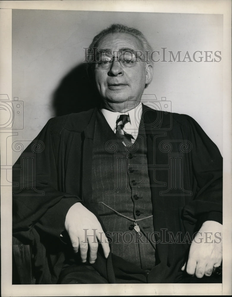 1946 Press Photo New York Union Lawyer accuses Judge Levy of prejudice NYC- Historic Images