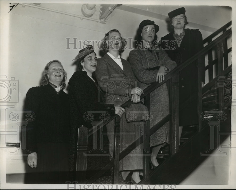 1939 Press Photo New York US Women's Squash team posing in NYC - neny04850- Historic Images