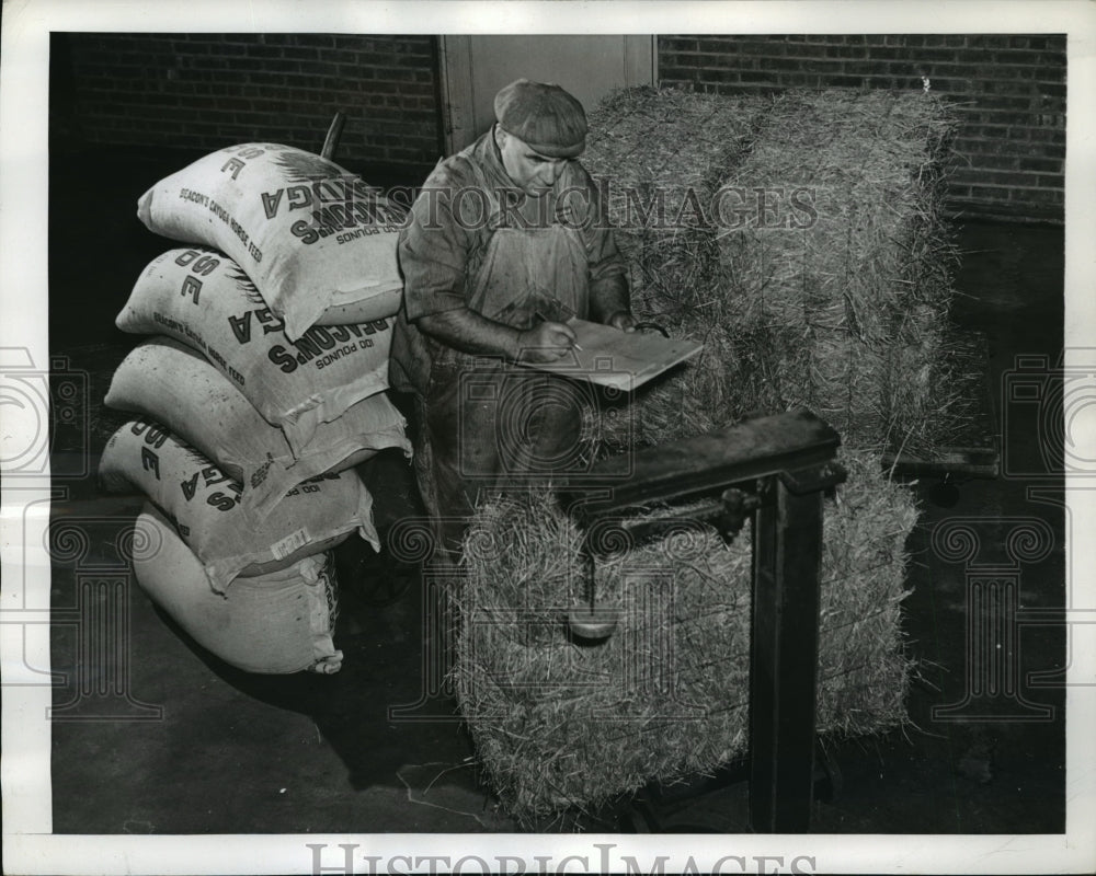 1942 Press Photo New York Charlie Meier at Van Nest Avenue Branch NYC