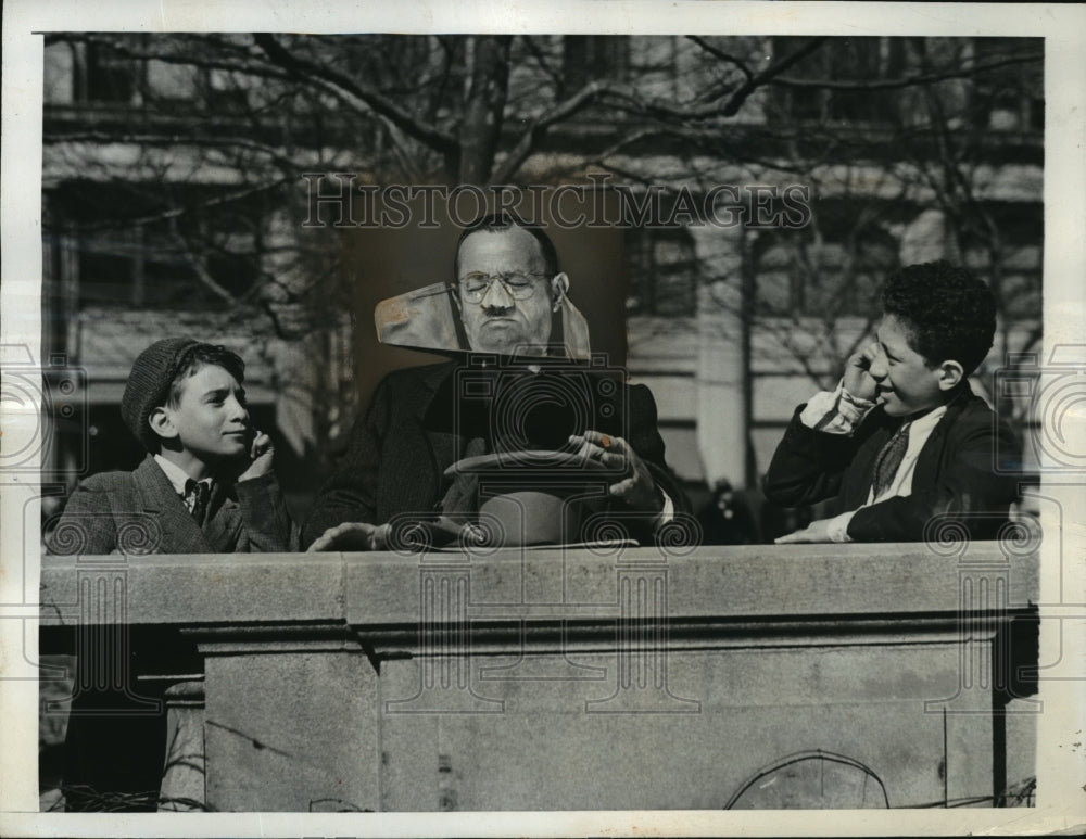 1942 Press Photo Man uses "sun bath" to shoe shiners' consternation in New York- Historic Images