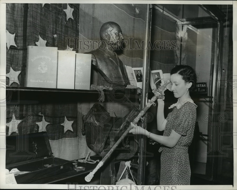 1939 Press Photo Ann Levin examines sabre owned by Colonel Wistar - neny06079- Historic Images