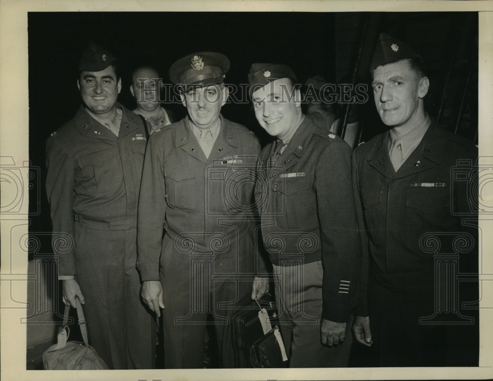 1945 Press Photo New York Army Officers return to New York from Europe NYC- Historic Images