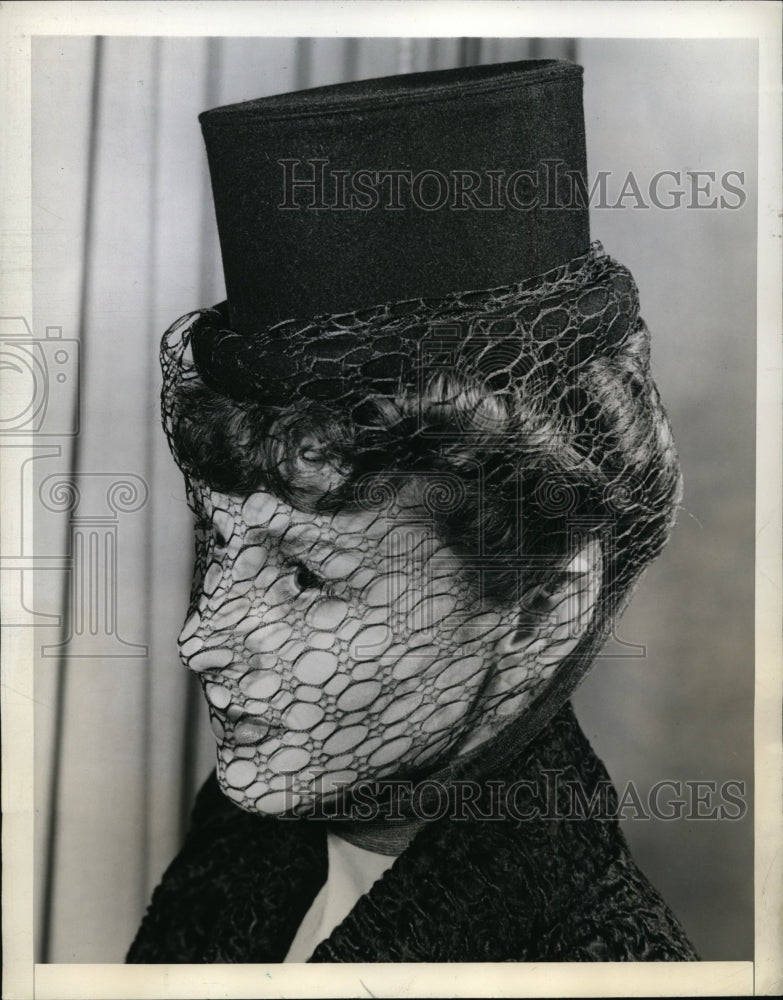 1943 Press Photo New York Model wears black felt stovepipe chapeau NYC- Historic Images