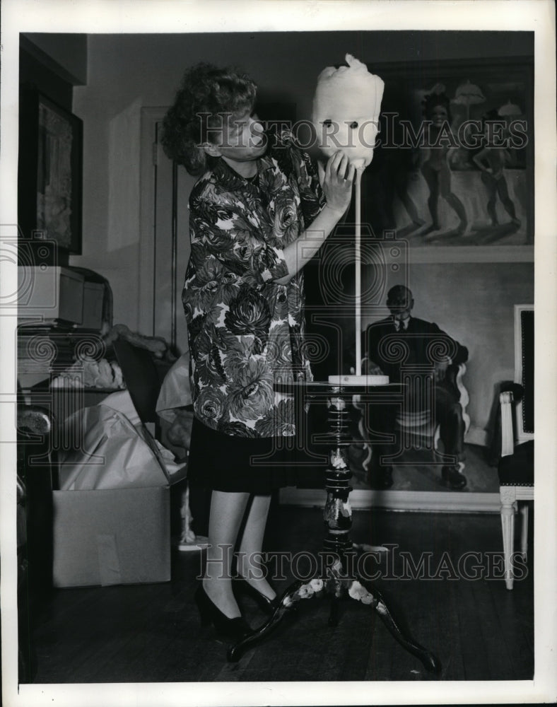 1942 Press Photo New York Sculptress Elise Shaver used broomstick NYC