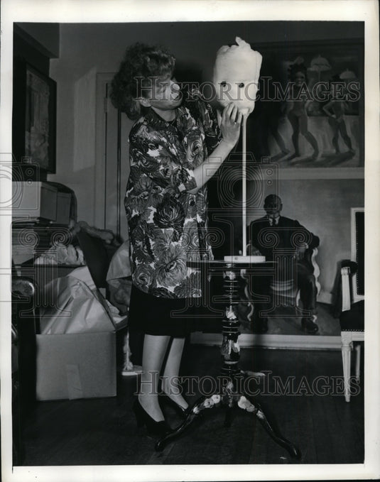 1942 Press Photo New York Sculptress Elise Shaver used broomstick NYC